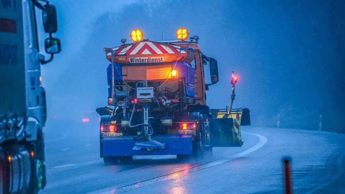 Winterwetter Baden-Württemberg: ARCHIV - 17.01.2024, Baden-Württemberg, Bad Rappenau: Ein Streufahrzeug vom Winterdienst ist auf der Autobahn 6 bei Bad Rappenau in Baden-Württemberg unterwegs. Laut Deutschem Wetterdienst sind Glatteis und starke Verkehrsbehinderungen zu erwarten. (zu dpa: «Glatteisunfälle auf A7 gehen glimpflich aus») Foto: Jason Tschepljakow/dpa +++ dpa-Bildfunk +++