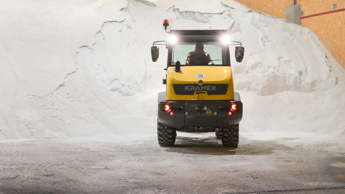 Glätte in Baden-Württemberg: Vorbereitung auf die Glätte-Nacht, Ein Radlader steht vor einem Berg von Streusalz. In der Nacht zum Montag ziehen von Westen Niederschläge auf, die zunächst als Schnee fallen und im weiteren Verlauf rasch in Regen übergehen. Dieser Regen kann auf dem kalten Boden gefrieren und verbreitet zu Glatteis führen, heißt es in der Mitteilung des Deutschen Wetterdienstes. Merklingen Baden-Württemberg Deutschland Merklingen *** Preparing for the icy night, A wheel loader stands in front of a mountain of road salt On Monday night, precipitation is coming from the west, which will initially fall as snow and then quickly turn into rain This rain can freeze on the cold ground and lead to widespread black ice, according to the German Weather Copyright: x xonw-imagesx/xSimonxZeiherx