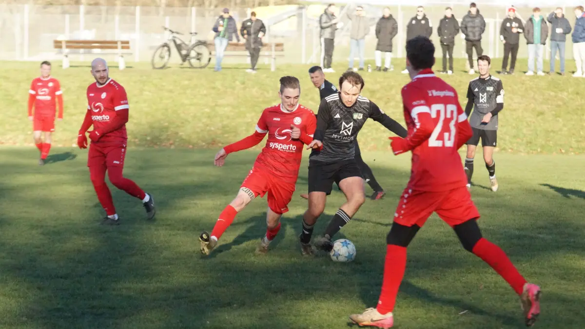 Der SV Westgartshausen (rot) gewinnt etwas überraschend das Stadtteilderby bei der SGM Jagstheim/Onolzheim mit 1:0.
