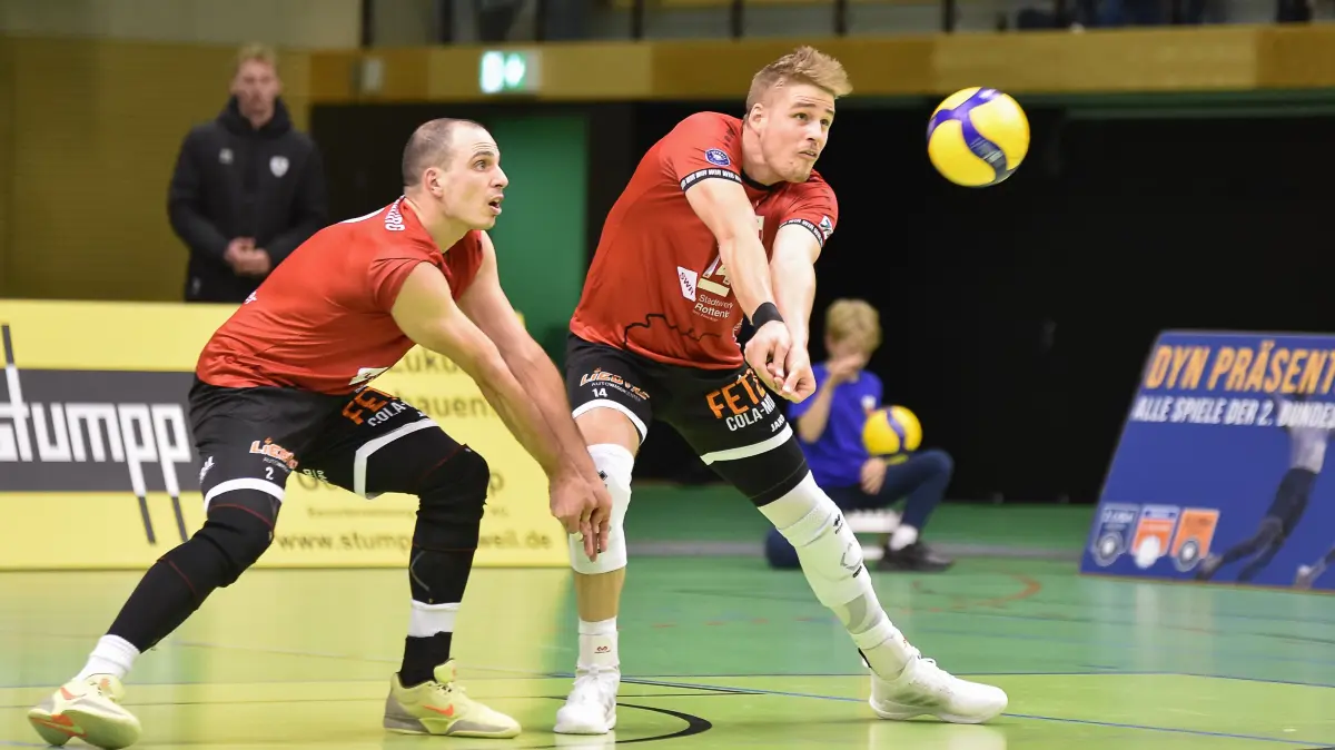 TV Rottenburg vs. TSV Grafing, Volleyball, 2. Bundesliga Sued, 8. Spieltag, Spiel 5548, Saison 2025/2026, 22.11.2025: von links Moritz Rauber (TV Rottenburg, #02) und Timon Schippmann (TV Rottenburg, #14)
TV Rottenburg vs. TSV Grafing, Volleyball, 2. Bundesliga Sued, 8. Spieltag, Spiel 5548, Saison 2025/2026, 22.11.2025,
Foto: Eibner-Pressefoto/Ralph Kunze