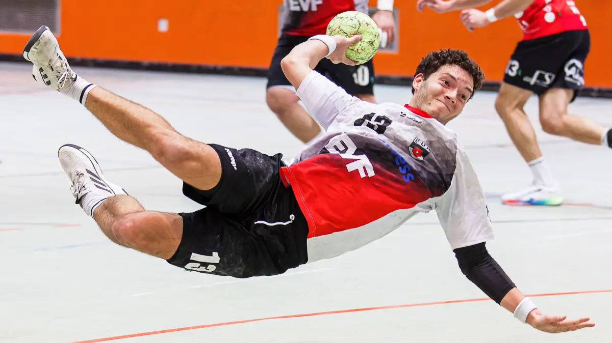 Handball Landesliga: Handball Landesliga; TV Altenstadt - MTG Wangen II;
Luca-Manuel Kohn (TV Altenstadt, #13);
23.11.2025; Michelberghalle; Geislingen.
Foto: Thomas Madel