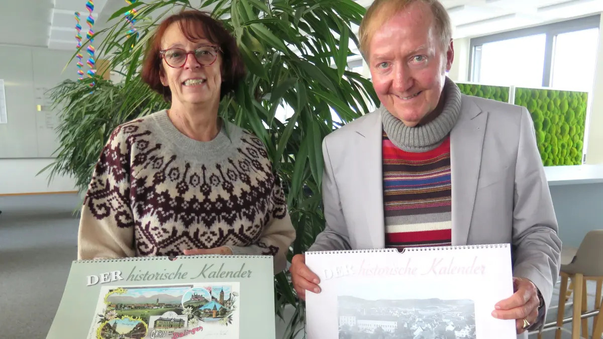 Ingrid Helber und Günther Meinhold präsentieren die Historischen Kalender für das Jahr 2026.