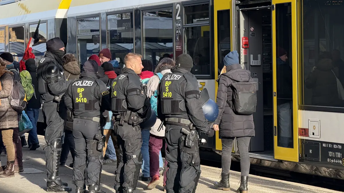 Die Tübinger Antifa im Blick: Am Hechinger Bahnhof empfing die Polizei am Vormittag Demonstranten, die an den Kundgebungen auf dem Obertorplatz teilnehmen wollten. Auch die Bahn-Security war vor Ort. Mehr Drama gab’s den ganzen Sonntag nicht.
