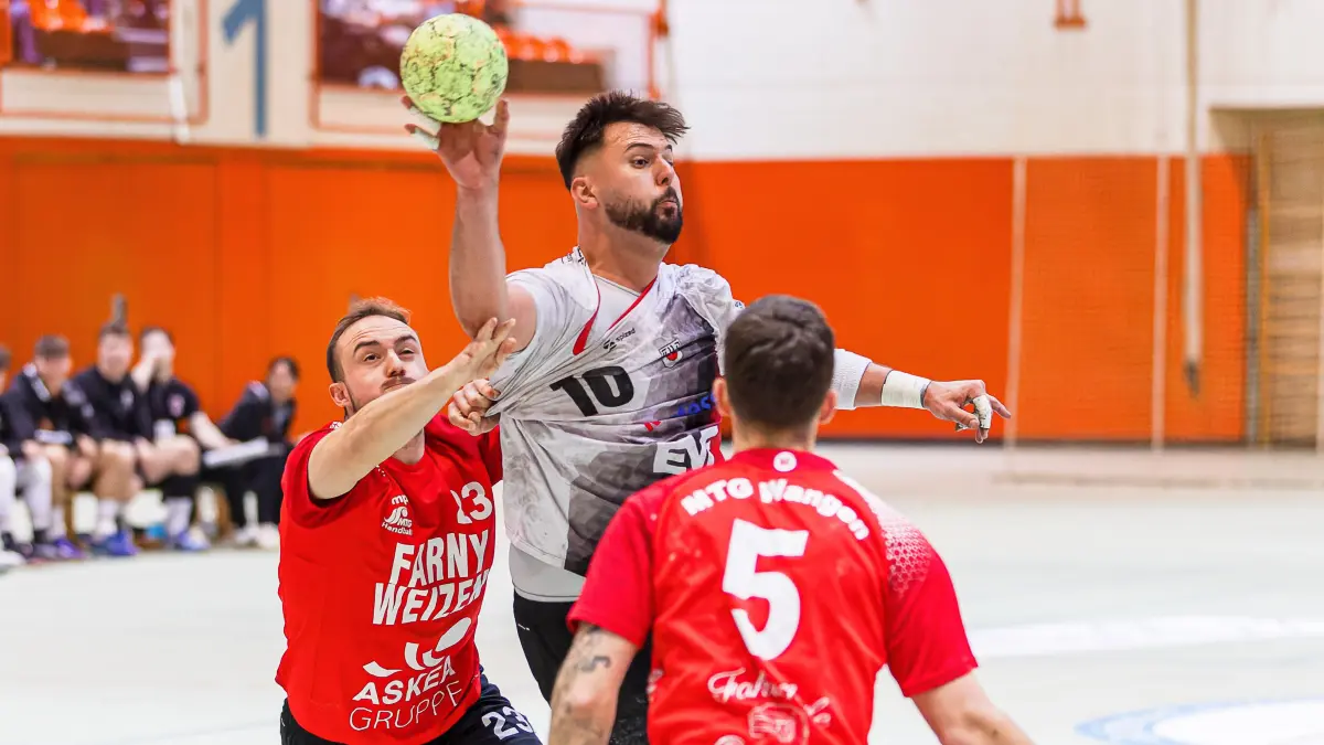 Handball Landesliga: Handball Landesliga; TV Altenstadt - MTG Wangen II;
Tarkan Girgin (TV Altenstadt, #10);
23.11.2025; Michelberghalle; Geislingen.
Foto: Thomas Madel