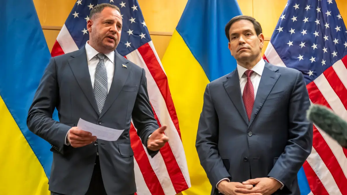 Ukraine-Krieg - Treffen in Genf zu US-Friedensplan: 23.11.2025, Schweiz, Genf: Andrij Jermak (l), Leiter des Präsidialamts der Ukraine, und US-Außenminister Marco Rubio sprechen mit Journalisten im Rahmen ihrer Konsultationen über den Trump-Friedensplan in der US-Vertretung in Genf. Foto: Martial Trezzini/KEYSTONE/dpa +++ dpa-Bildfunk +++