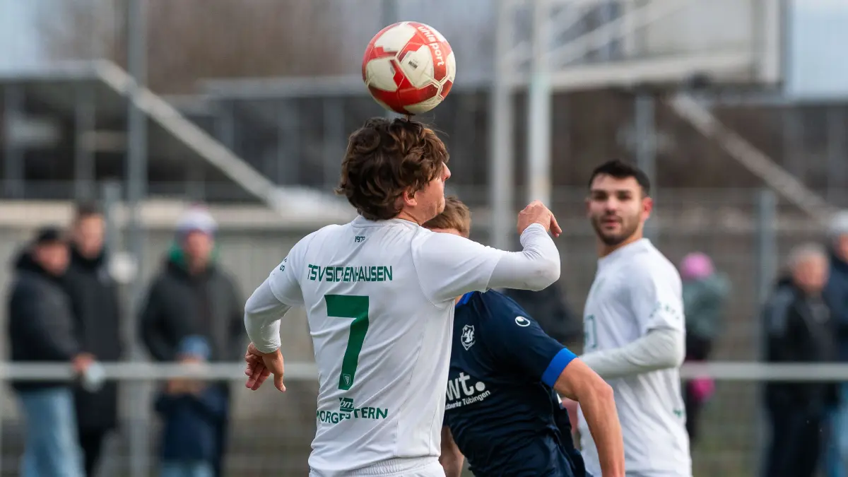 SV Pfrondorf vs, TSV Sickenhausen, Fussball, Bezirksliga Alb, Saison 2025/2026, Spieltag 15, 23.11.2025: Maximilian Mohr (TSV Sickenhausen #7), Eigentor zum 1:0,
SV Pfrondorf vs, TSV Sickenhausen, Fussball, Bezirksliga Alb, Saison 2025/2026, Spieltag 15, 23.11.2025,
Foto: Eibner-Pressefoto/Florian Schust