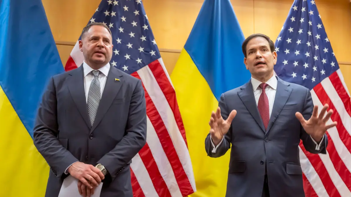 Ukraine-Krieg - Treffen in Genf zu US-Friedensplan: 23.11.2025, Schweiz, Genf: Andrij Jermak (l), Leiter des Präsidialamts der Ukraine, und US-Außenminister Marco Rubio sprechen mit Journalisten im Rahmen ihrer Konsultationen über den Trump-Friedensplan in der US-Vertretung in Genf. Foto: Martial Trezzini/KEYSTONE/dpa +++ dpa-Bildfunk +++