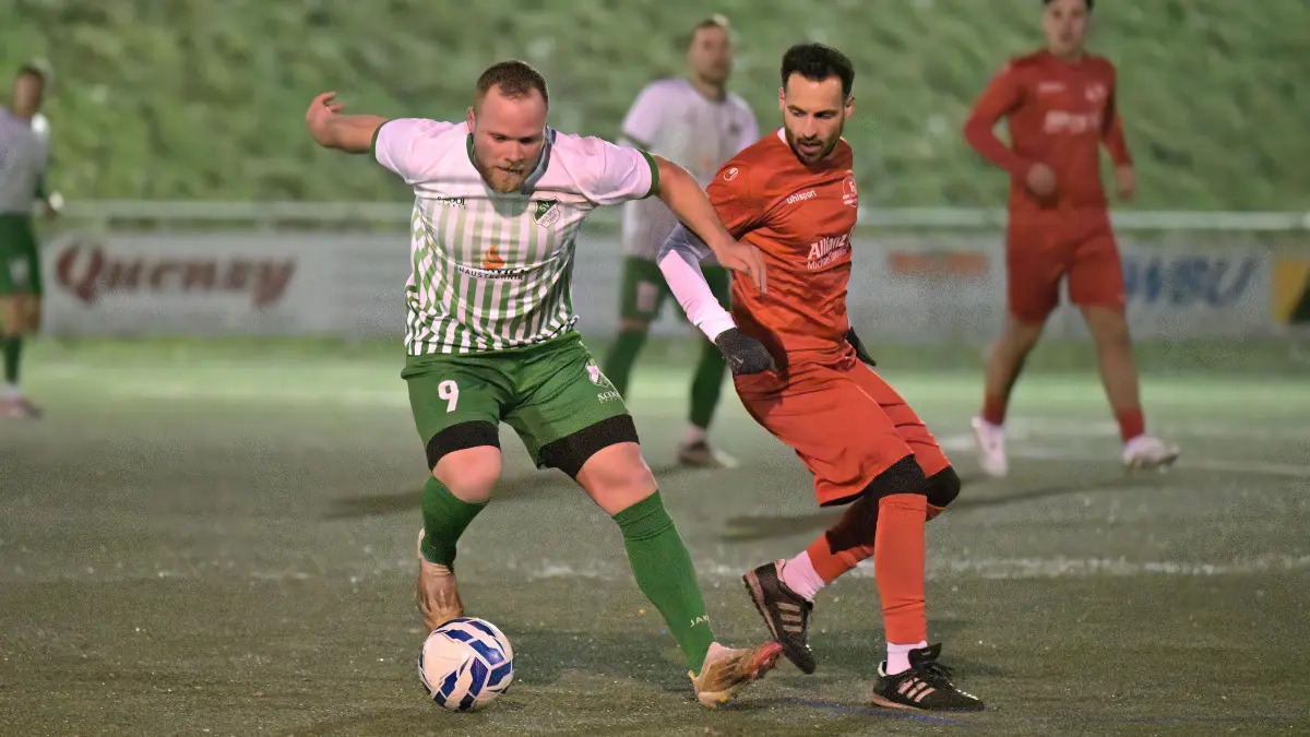 Die Sicht war schlecht, Nick Philipp Kuchenbecker (links) behielt mit dem SV Hülben im Derby aber den Durchblick.