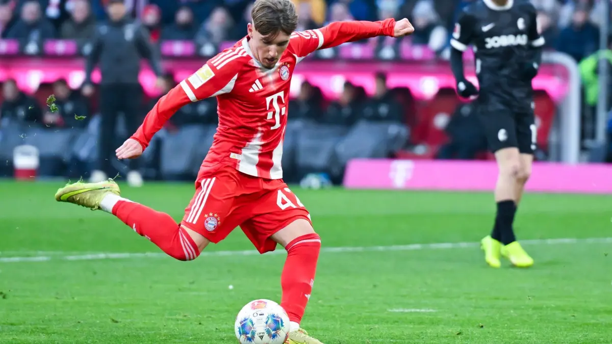 Bayern München - SC Freiburg: 22.11.2025, Bayern, München: Fußball: Bundesliga, Bayern München - SC Freiburg, 11. Spieltag in der Allianz Arena. Lennart Karl (Bayern München) trifft zum 1:2. (zu dpa: «Völler über DFB-Nominierung für Karl: «Liegt an ihm»») Foto: Sven Hoppe/dpa - WICHTIGER HINWEIS: Gemäß den Vorgaben der DFL Deutsche Fußball Liga bzw. des DFB Deutscher Fußball-Bund ist es untersagt, in dem Stadion und/oder vom Spiel angefertigte Fotoaufnahmen in Form von Sequenzbildern und/oder videoähnlichen Fotostrecken zu verwerten bzw. verwerten zu lassen. +++ dpa-Bildfunk +++