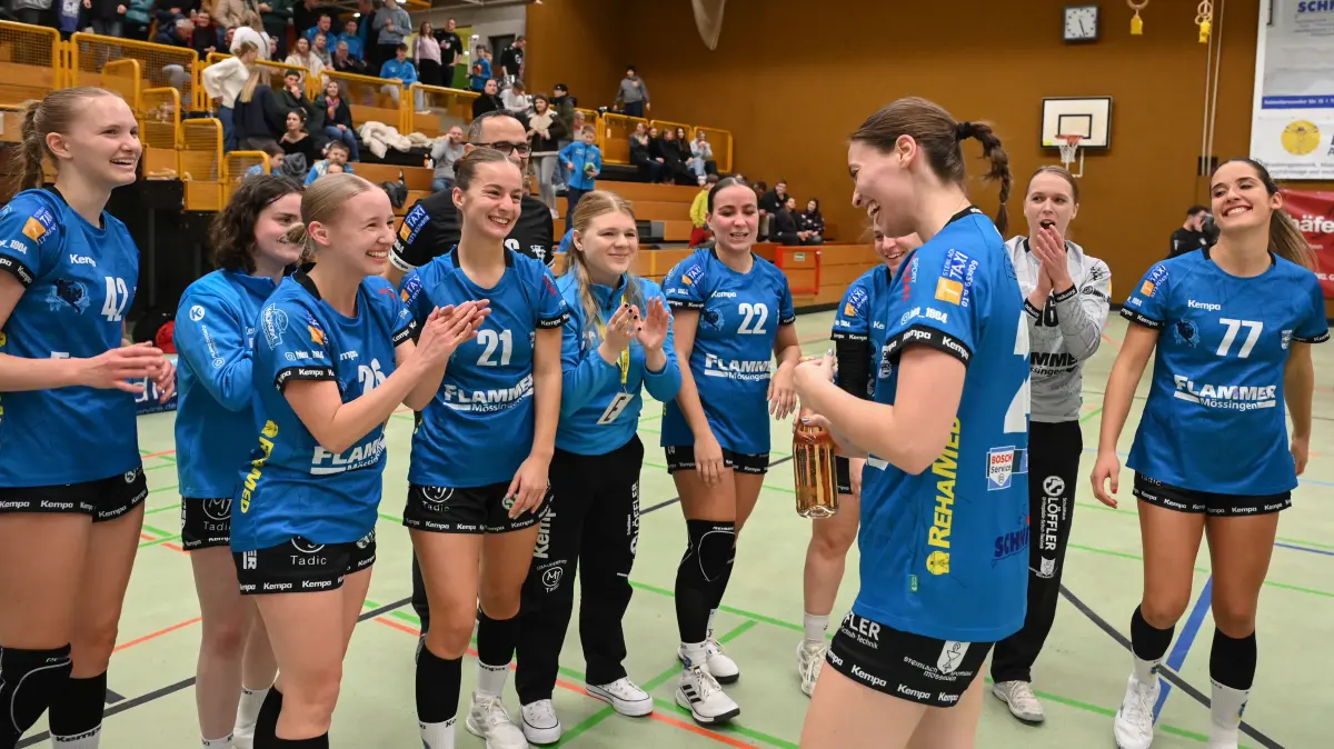 Frauen Verbandsliga Staffel 3, Spvgg Mössingen - SG Tübingen: Frauen Verbandsliga Staffel 3, Spvgg Mössingen - SG Tübingen, 23.11.2025 - die Mössinger Mannschaft freut sich mit Merit Deutscher (vorne, rechts, Mössingen) die als "Woman of the match" ausgezeichnet wurde
Foto: Axel Grundler