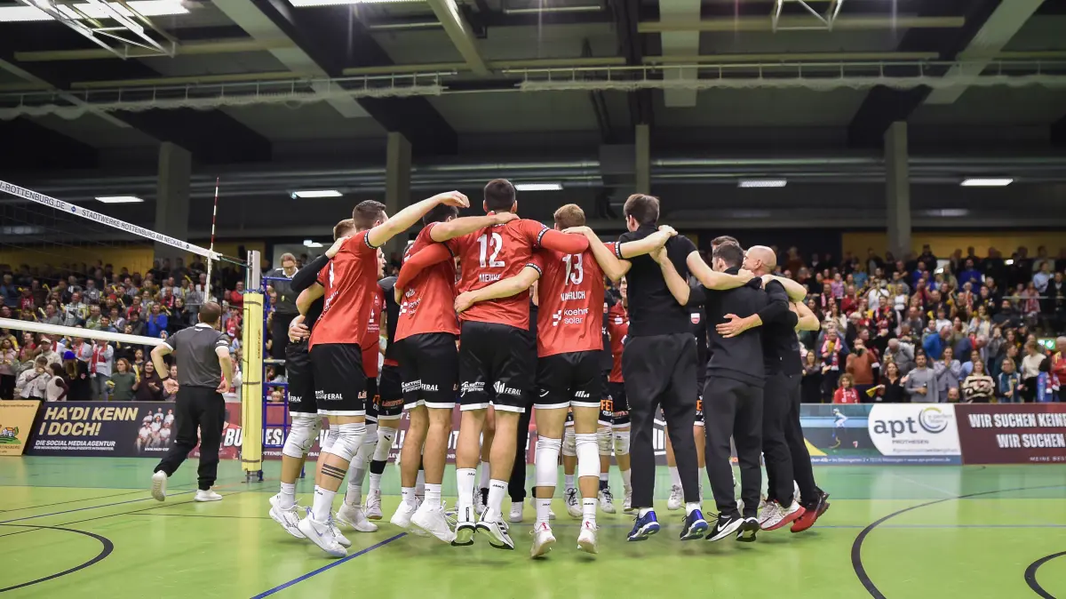 TV Rottenburg vs. TSV Grafing, Volleyball, 2. Bundesliga Sued, 8. Spieltag, Spiel 5548, Saison 2025/2026, 22.11.2025: Siegertanz
TV Rottenburg vs. TSV Grafing, Volleyball, 2. Bundesliga Sued, 8. Spieltag, Spiel 5548, Saison 2025/2026, 22.11.2025,
Foto: Eibner-Pressefoto/Ralph Kunze