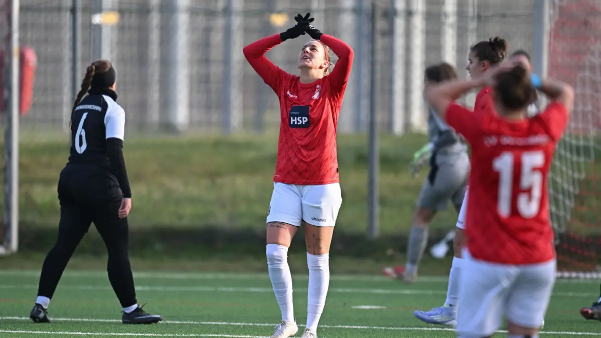 Verbandsliga Frauen, 11. Spieltag: TV Derendingen - TV Jebenhausen: Verbandsliga Frauen, 11. Spieltag: TV Derendingen - TV Jebenhausen, 23.11.2025 - Vivien Gucker (Derendingen) ist enttäuscht
Foto: Axel Grundler