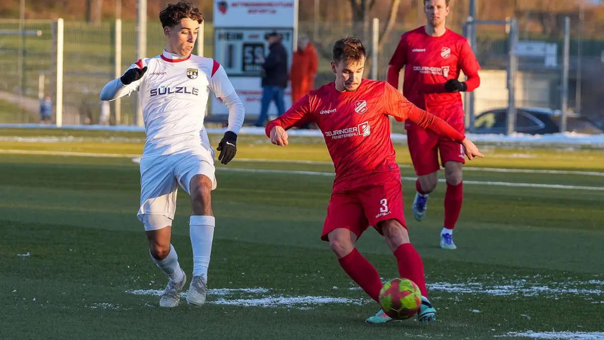 SGE-Spieler Sven Ramic (am Ball) – hier gegen TSG-II-Spieler Paul Gaiser – schoss das Tor zum 1:2. Am Ende gewann Balingen mit 5:3.