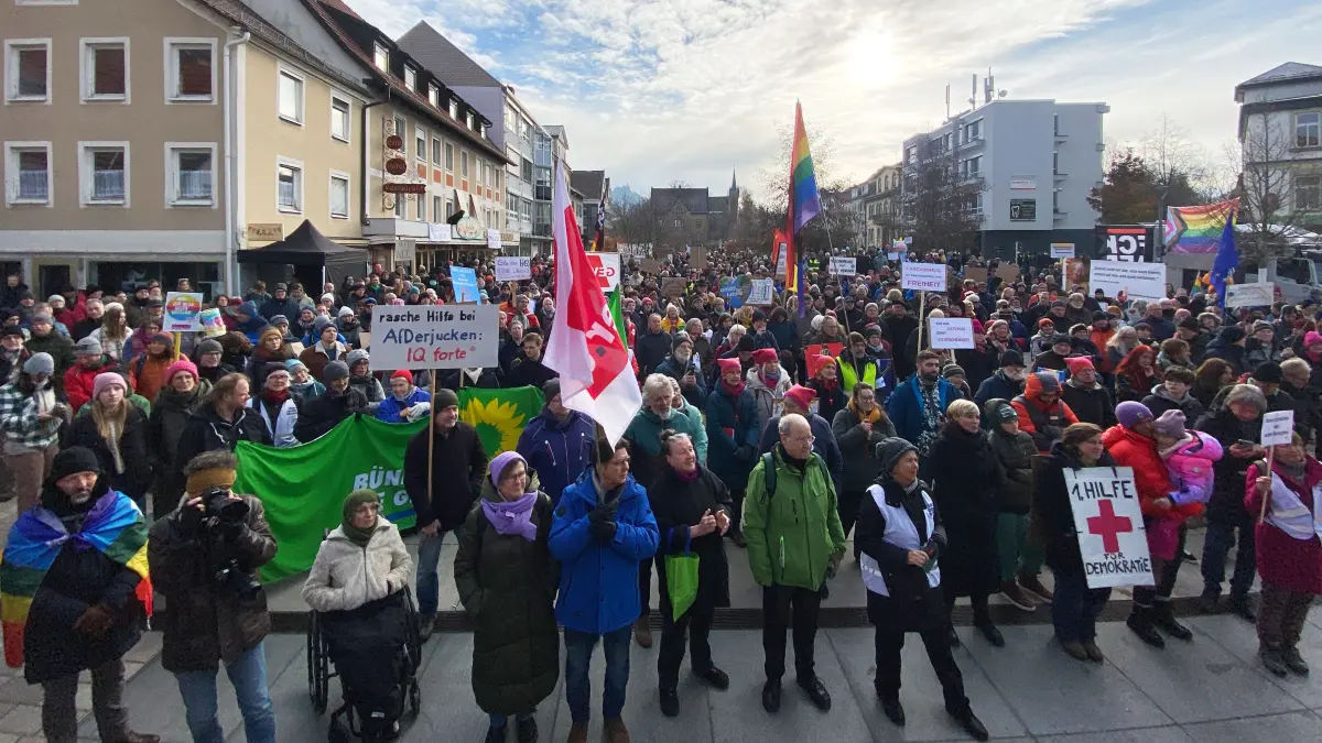 Vormittags war es für viele noch viel zu kalt zum Demonstrieren. Als die zentrale Kundgebung des Hechinger Bündnisses für Demokratie und Menschenrechte dann ins Laufen gekommen war, füllte sich der Obertorplatz dann doch. Die Polizei zählte 400 Teilnehmer, die Veranstalter deutlich mehr.