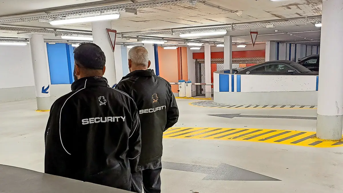 U: Sie passen auf: Im Parkhaus bei der Agentur für Arbeit sind in den Wintermonaten Security-Mitarbeiter unterwegs.