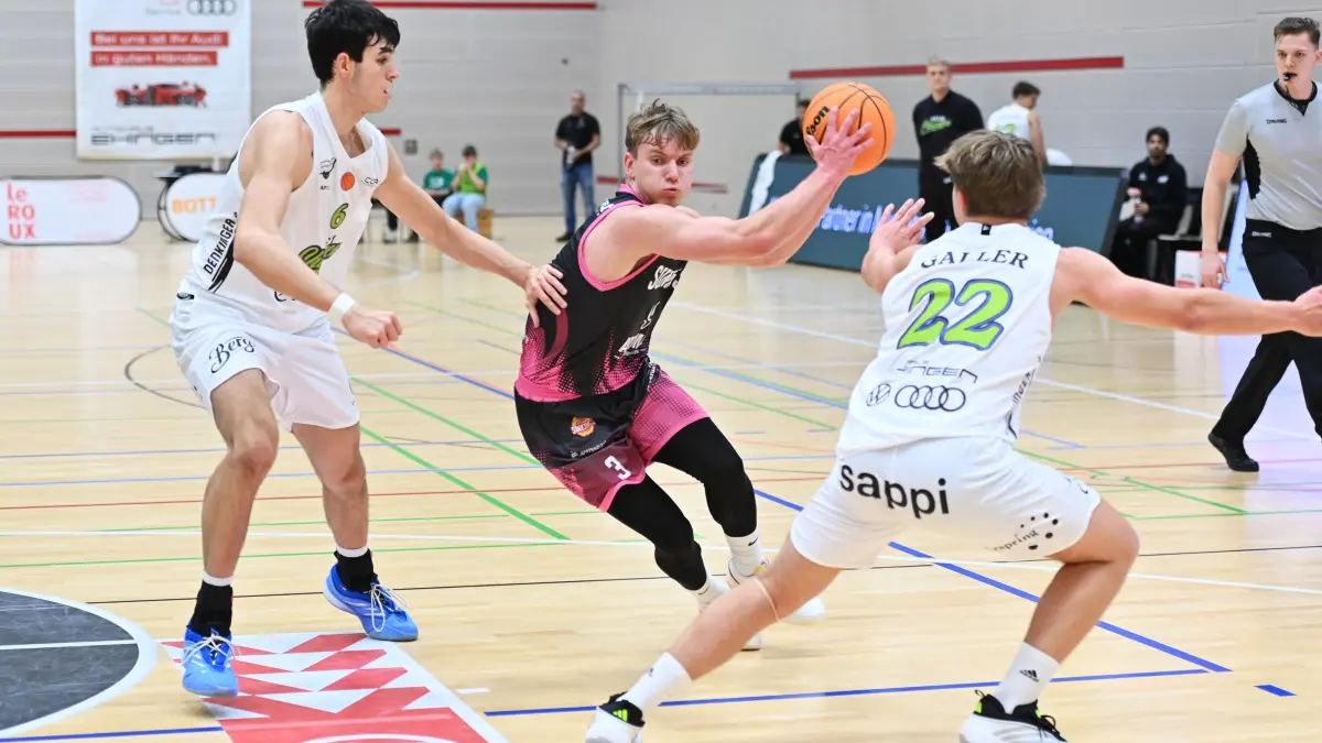 Team Ehingen Urspring - Sunkings Saarlouis 94:81 Basketball Regionalliga Jorke Aav am Ball