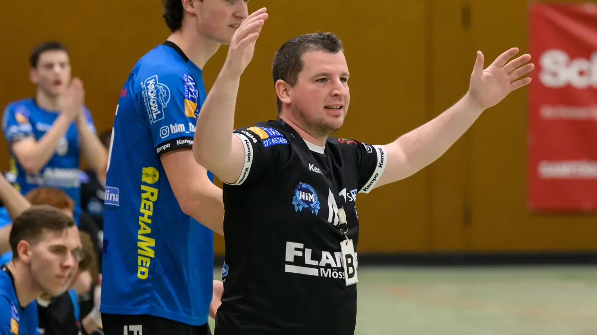 Männer Verbandsliga Staffel 2, Spvgg Mössingen - TSV Alfdorf/Lorch/Waldhausen: Männer Verbandsliga Staffel 2, Spvgg Mössingen - TSV Alfdorf/Lorch/Waldhausen, 23.11.2025 - Trainer Michael Tröster (Mössingen)
Foto: Axel Grundler