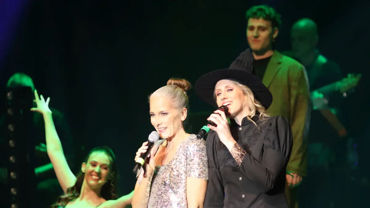 Beatrix Reiterer (links) und Melanie Gebhardt in ihrem Element: Mit „Nur ein Tag“ aus Wicked öffnen die beiden Musical Ladies den Raum für große Gesten, starke Stimmen und jenen Broadway-Schimmer, der die Stadthalle an diesem Abend zum Leuchten bringt.
