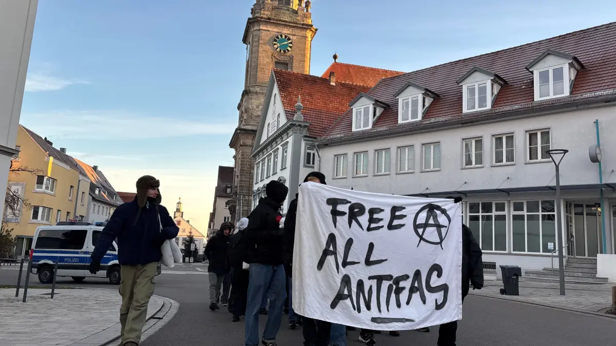 Frühaufsteher unter der Antifa: Eine erste Gruppe aus Tübingen kam um 7.17 Uhr am Bahnhof an. Offenbar sogar pünktlich. Bei der großen Gruppe um 10 Uhr hatte der Zug schon mal zehn Minuten Verspätung.