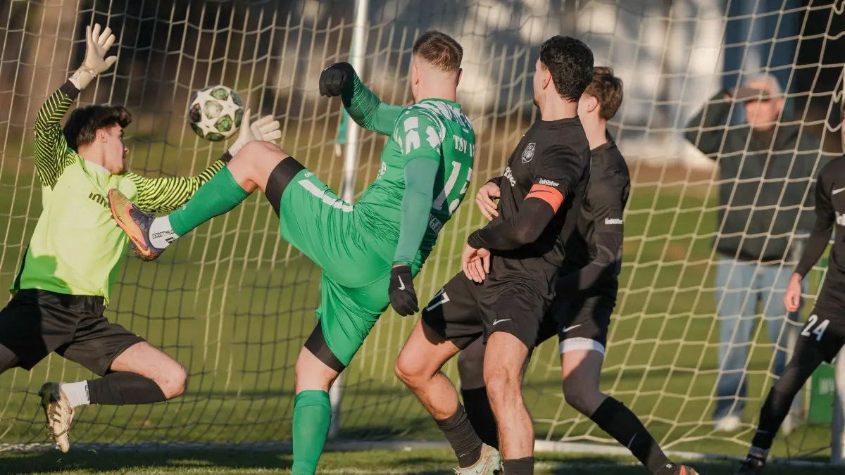 SV Langenau gegen SGM Senden-Ay - Bezirksliga - Fußball // Torbild in Langenau war zum 1:0 #15 Timo Bemsel