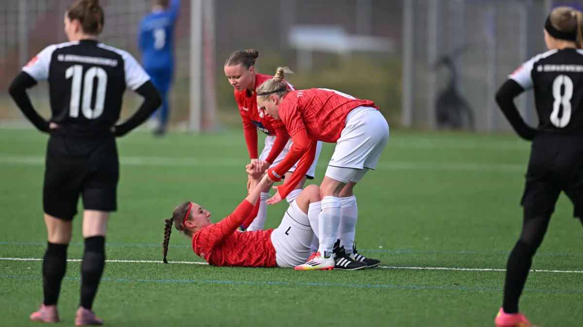 Verbandsliga Frauen, 11. Spieltag: TV Derendingen - TV Jebenhausen: Verbandsliga Frauen, 11. Spieltag: TV Derendingen - TV Jebenhausen, 23.11.2025 - Lisa Räthel (rechts) und Franziska Misselwitz (Mitte) helfen Janina Kern (alle Derendingen)
Foto: Axel Grundler