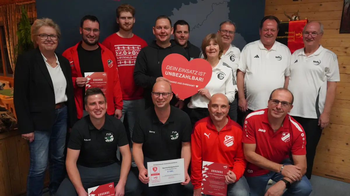 Die Vereine (hinten v.l.) SG Herzogsweiler-Durrweiler, SG Dettlingen-Bittelbronn, SV Gültlingen und vorne (v.l) FV Ahldorf und SV Eutingen. Dabei Dagmar Schütter und NSWler Wolfgang Ottmar und Uli Bernhard.