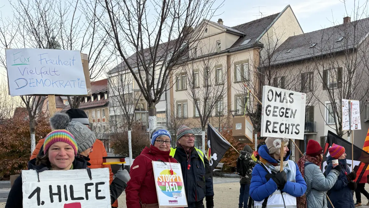 Ein nicht gar so große Gruppe des Hechinger Bündnisses für Demokratie und Menschenrechte sorgt für den unfreundlichen Empfang des AfD-Delegierten am Obertorplatz. Der Großteil der Rechtsaußen-Politiker allerdings kommt unbehelligt in die Stadthalle: Geparkt wird am Gymnasium, und dann geht es über die gesperrte Zollernstraße ins "Museum".