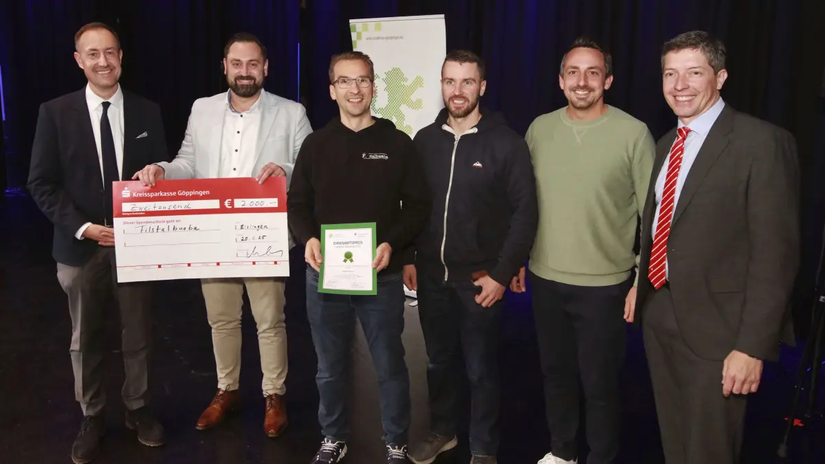 Ehrenamtspreis des Landkreises Göppingen 2025 - Die Filstalbuaba- Gewinner des 1. Preises mit LR Möller und Klaus Meissner (VV KSK GP)