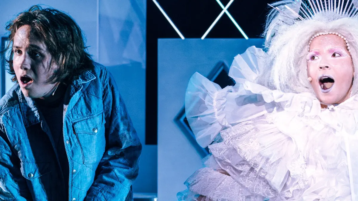 Yaroslav Somkin als Kay in "Die Schneekönigin" neben eben der, gespielt von Sophie Aouami.