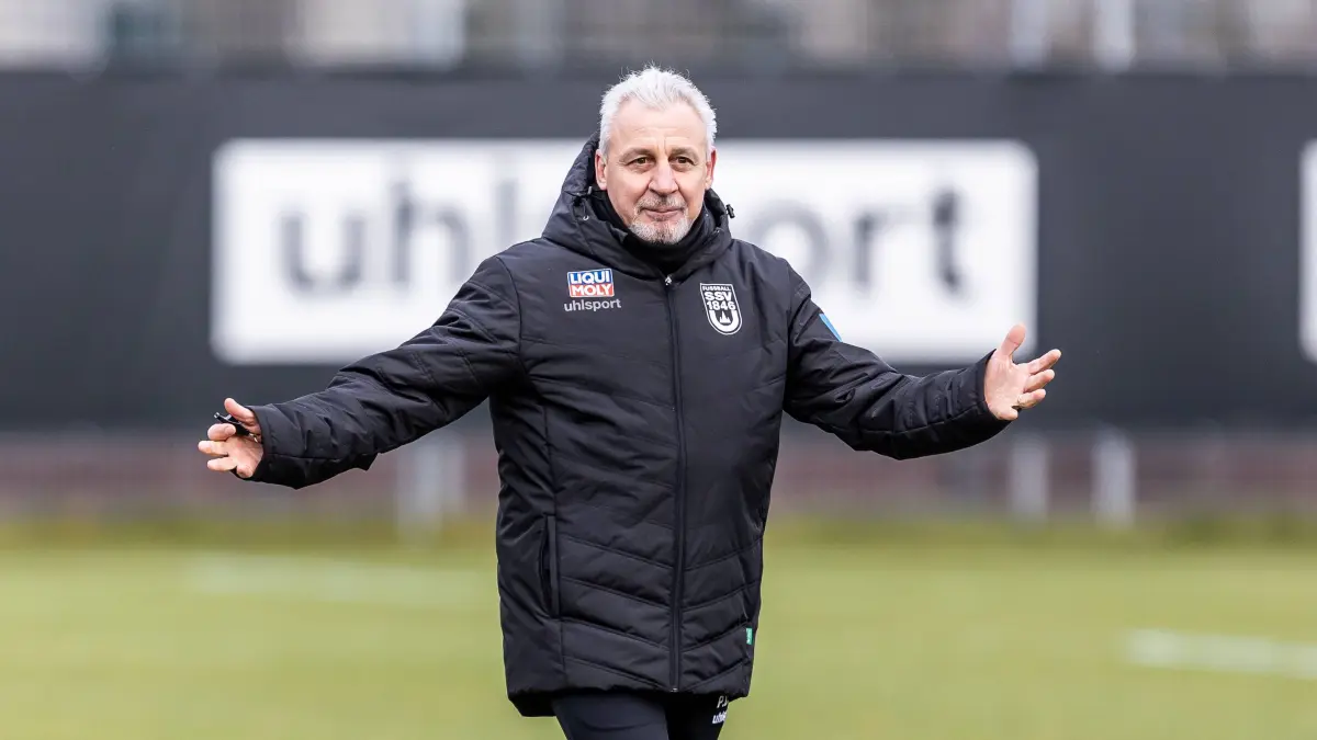 Fussball, Saison 2025/2026, 3. Liga, Trainingsplatz am Donaustadion, Öffentliches Training SSV Ulm 1846 Fußball, 17.11.2025: Fussball, Saison 2025/2026, 3. Liga, Trainingsplatz am Donaustadion, Öffentliches Training SSV Ulm 1846 Fußball, 17.11.2025 17.11.2025, Fussball, Saison 2025/2026, 3. Liga, Trainingsplatz am Donaustadion, Öffentliches Training SSV Ulm 1846 Fußball, erste Einheit vom neuen Cheftrainer Pavel Dotchev SSV Ulm 1846 Fußball Foto: Lucca Fundel Ulm Trainingsplatz am Donaustadion Baden-Württemberg Deutschland *** Football, Season 2025 2026, 3 Liga, Training ground at the Donaustadion, Public training SSV Ulm 1846 Football, 17 11 2025 17 11 2025, Football, Season 2025 2026, 3 Liga, Training ground at the Donaustadion, Public training SSV Ulm 1846 Football, first session of new head coach Pavel Dotchev SSV Ulm 1846 Football Photo Lucca Fundel Ulm Training ground at the Donaustadion Baden Württemberg Germany