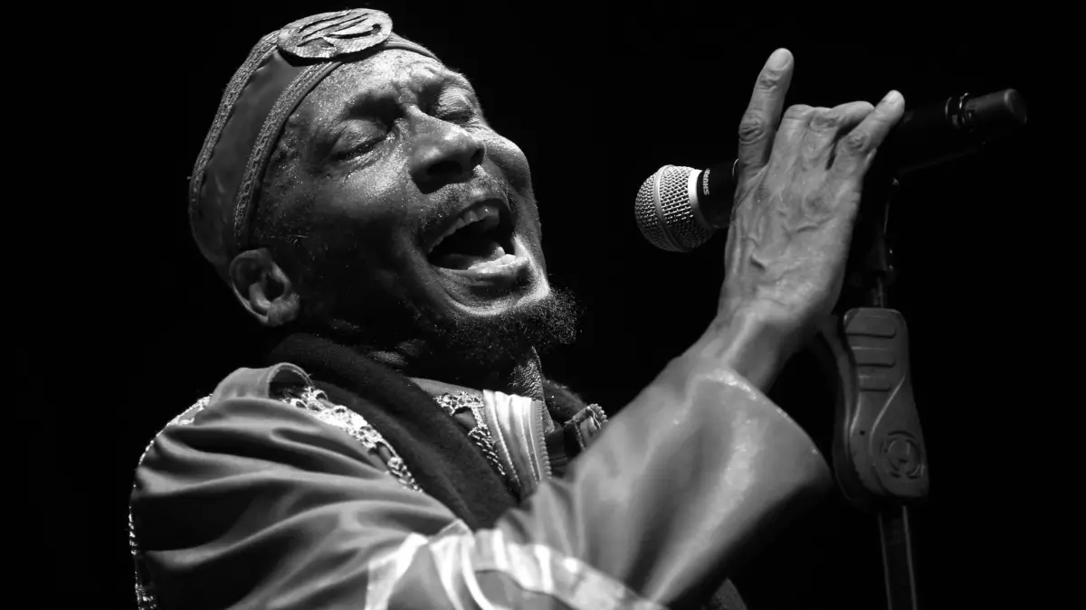 Jimmy Cliff: ARCHIV - 22.03.2013, Singapur: Der jamaikanische Musiker, Sänger und Schauspieler Jimmy Cliff tritt während des Timbre Rock and Roots-Konzerts in Singapur auf. Reggae-Ikone Jimmy Cliff ist tot. Der jamaikanische Künstler starb im Alter von 81 Jahren an den Folgen einer Lungenentzündung, wie seine Familie mitteilte. Foto: Wong Maye-E/AP/dpa +++ dpa-Bildfunk +++
