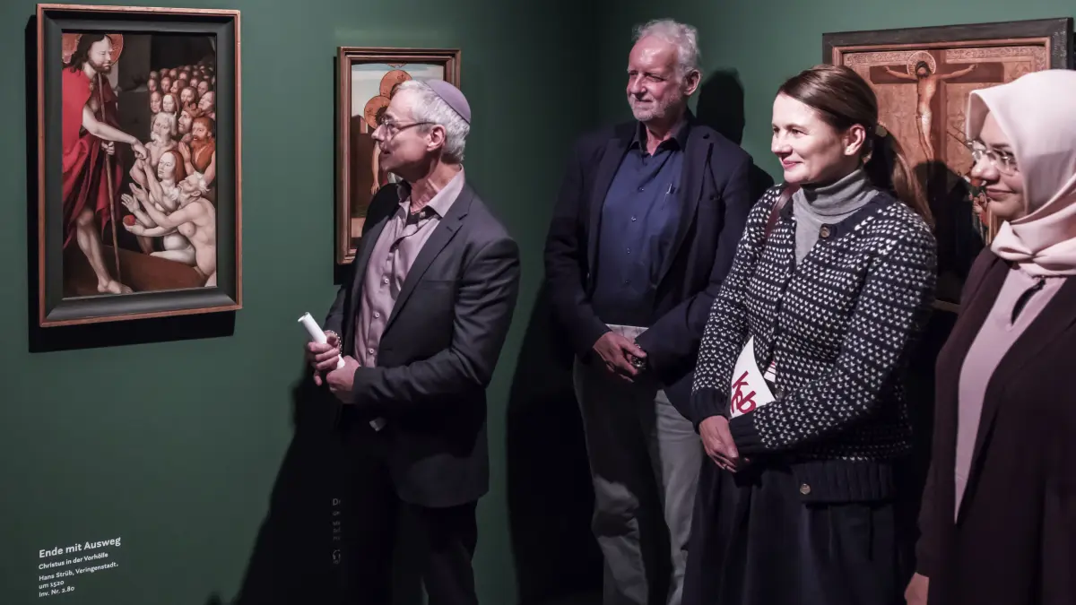 Von links: Asher Mattern, Reinhold Boschki, Petra Preunkert-Skalova, Fahimah Ulfat vor dem Bold "Christus in der Vorhölle"