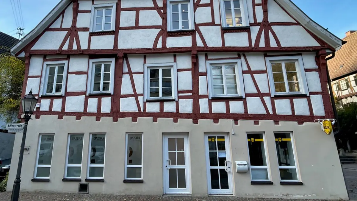 Altstadt-Serie - Folge 15 - Bruderhaus - Der Querbalken über dem gemauerten Erdgeschoss ist nun wirklich nicht in der Waagrechten.