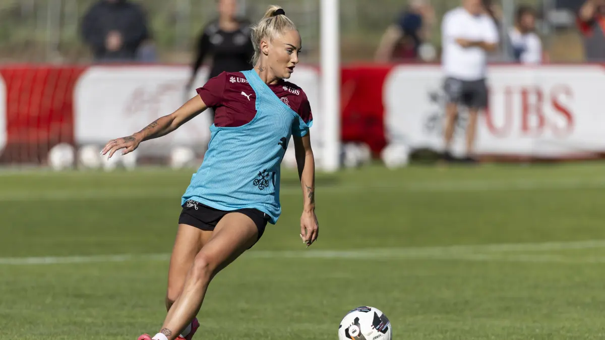 Fußballerin Alisha Lehmann zeigt sich oben ohne im Jeans-Look – Fans feiern den freizügigen Schnappschuss auf Instagram.