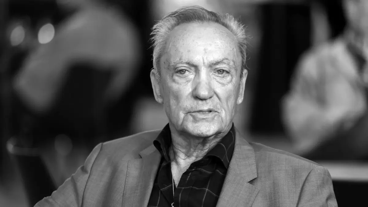 Hollywood-Star Udo Kier ist tot: ARCHIV - 30.09.2024, Nordrhein-Westfalen, Köln: Der Schauspieler Udo Kier spricht bei einem Empfang der Stadt Köln. Der deutsche Schauspieler Udo Kier ist gestorben. Der Hollywood-Star starb am Sonntag im Alter von 81 Jahren im kalifornischen Palm Springs, wie sein Management in Los Angeles der Deutschen Presse-Agentur bestätigte. Foto: Oliver Berg/dpa +++ dpa-Bildfunk +++