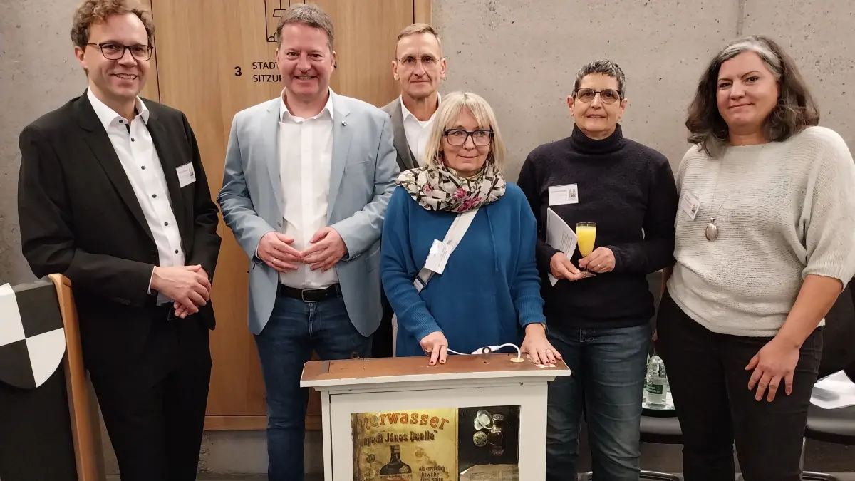 Eine „Schlüsselübergabe“ der anderen Art: Michael Werner, Hoch- und Tiefbauchef der Stadtverwaltung (von links), Bürgermeister Philipp Hahn, die Erste Beigeordnete Dorothee Müllges (Zweite von rechts) und Projektleiterin Michaela Wohlgezogen (rechts) erhielten zur Einweihung der Alten Hofapotheke von Lukas Gäbele und Tanja Raufer vom Architekturbüro Gäbele und Raufer historische Fundstücke, die bei der Sanierung gefunden wurden. Diese Relikte werden im Büro von Dorothee Müllges ausgestellt.