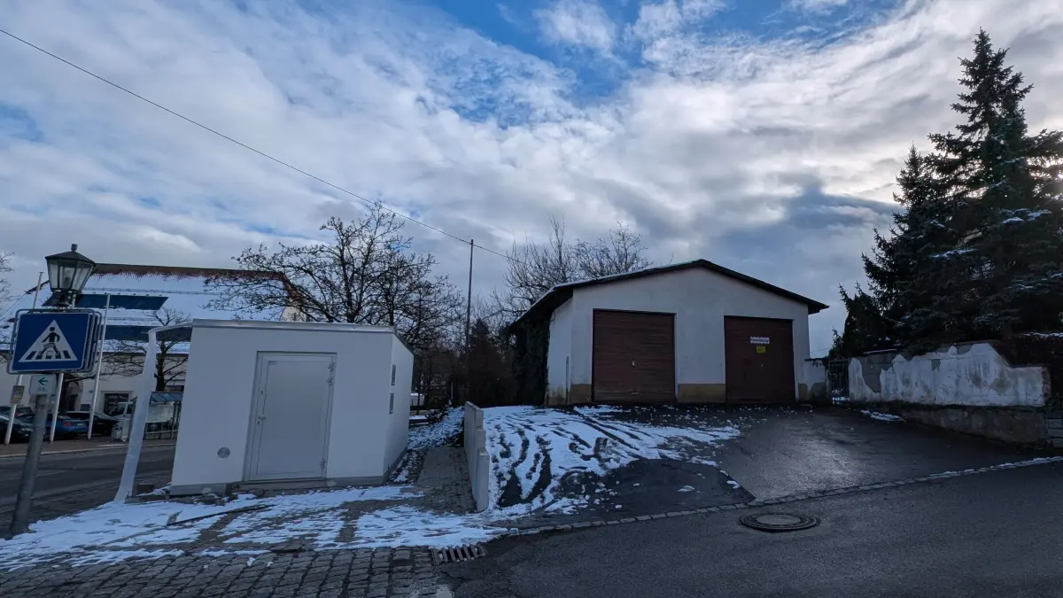 Der in Schömberg neu errichtete Point of Presence (links) steht auf dem Grundstück des Landes Baden-Württemberg und bleibt bestehen. Die Doppelgarage im Schömberger Heimgartenweg 3 soll für eine neue Einfahrt zu einem Mehrfamilienhaus-Neubau weichen.