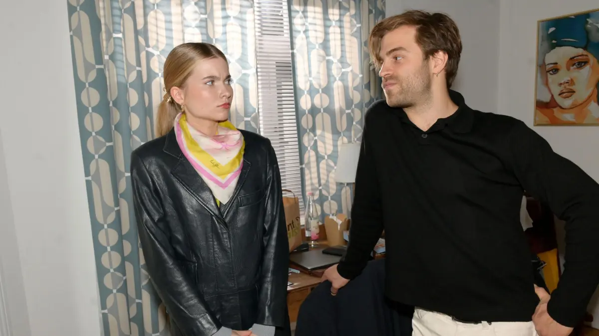 Johanna (Charlott Reschke) wird von Julian (Onno Buß) negativ überrascht.