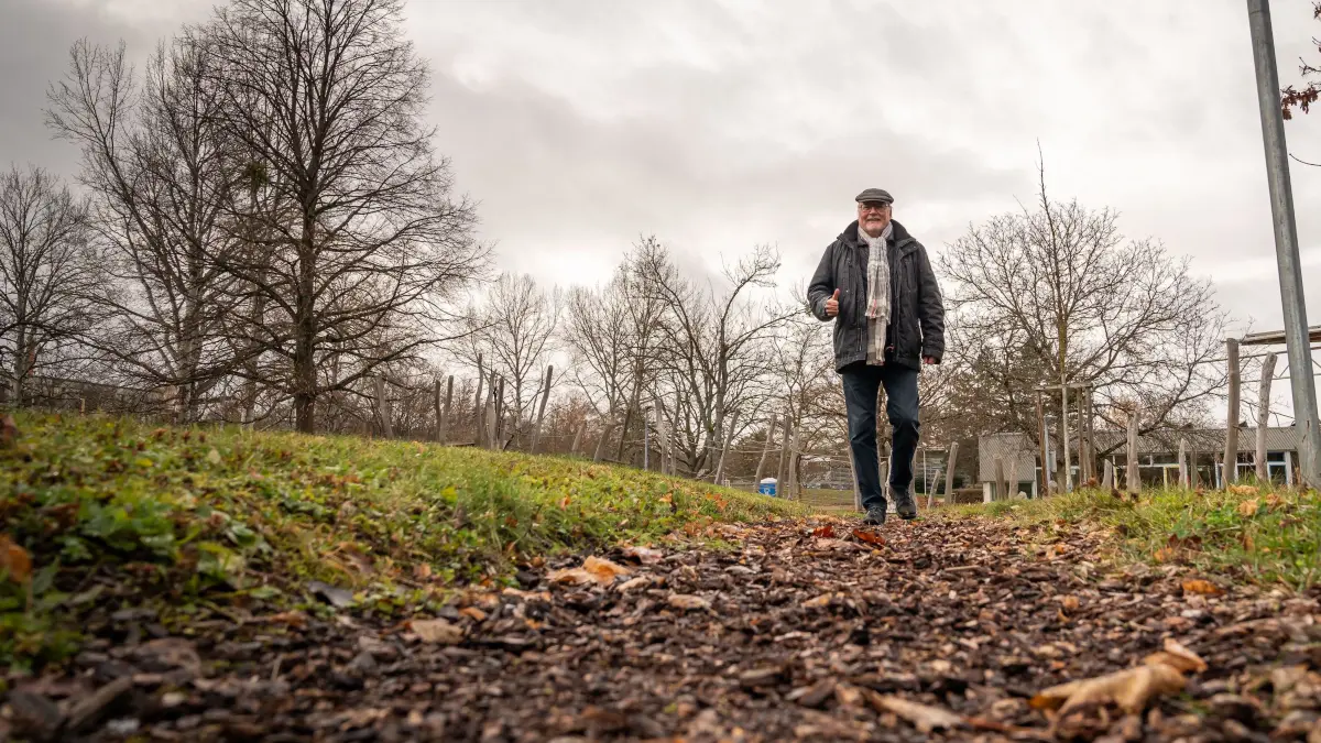 Vor 20 Jahren initiierte Wolfgang Sigloch die Rindenschrotbahn mit Start an der Steinlachhalle. Heute braucht sie etwas Liebe, sorgt aber weiterhin für 1000 Meter angenehmes Laufgefühl mitten in Mössingen.