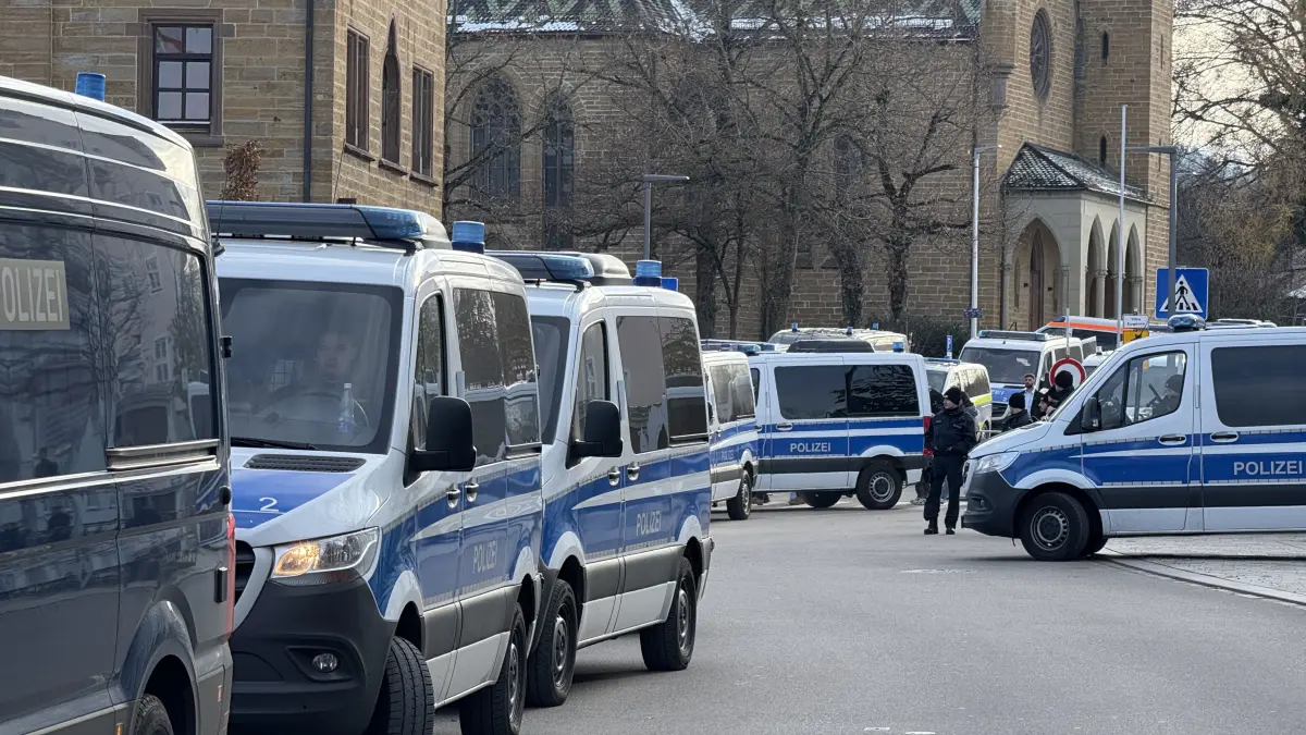 Transporter der Polizei stehen entlang des Obertorplatzes in Hechingen.