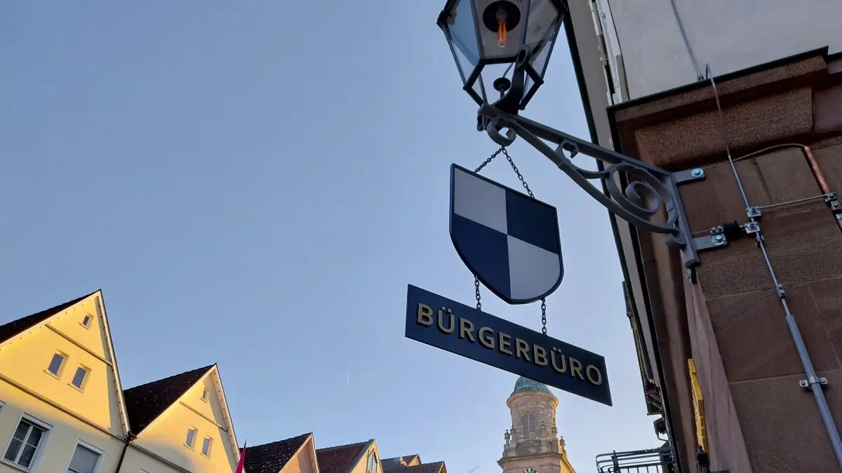 An der Ecke prangt das Stadtwappen und verkündet: Das Hechinger Bürgerbüro ist nun in der Alten Hofapotheke untergebracht.