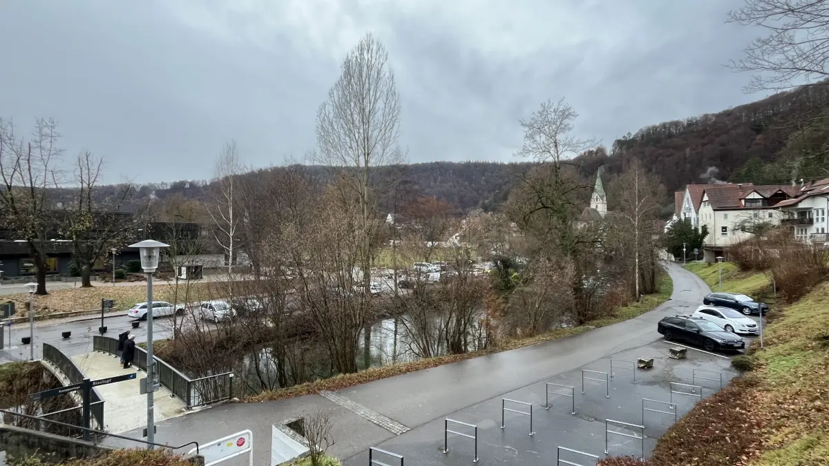 Wenige Meter westlich der bestehenden Fußgängerbrücke soll die neue Autobrücke über die Blau gebaut werden. Die bestehenden Straßen entlang der Blau sollen kaum erweitert werden.