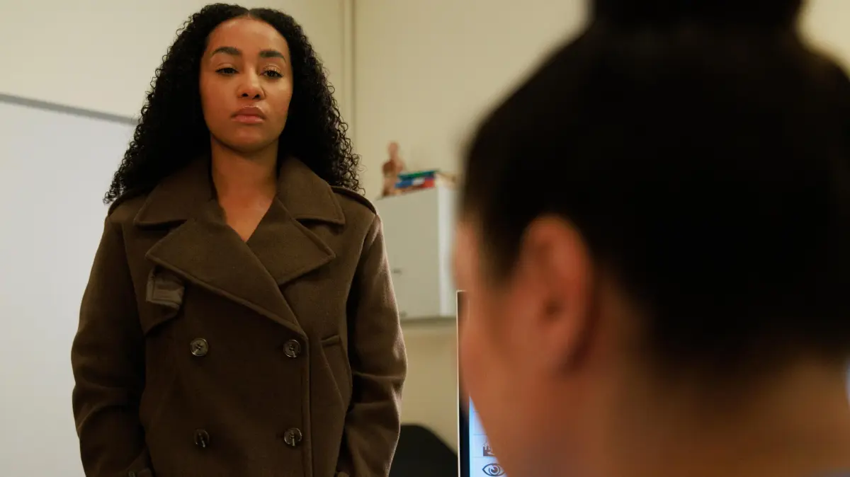Imani (Féréba Koné) und Vanessa (Julia Augustin) geraten aneinander.