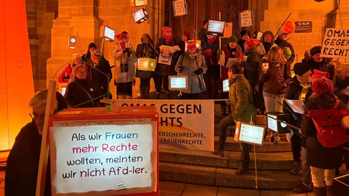 Mit einem Laternenumzug, beginnend an der Stiftskirche, eröffneten die "Omas gegen rechts" am Samstagabend die Hechinger Proteste gegen den AfD-Landesparteitag.