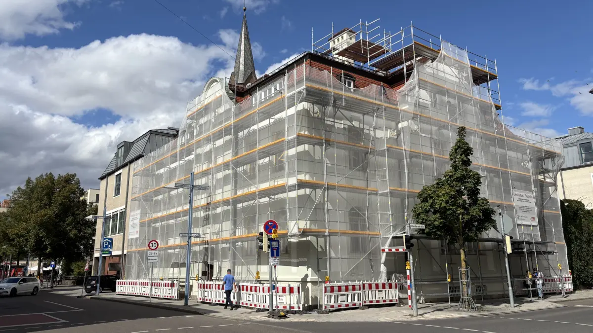 Verhüllt präsentierte sich der Altbau des Neu-Ulmer Museums in den Sommermonaten.
