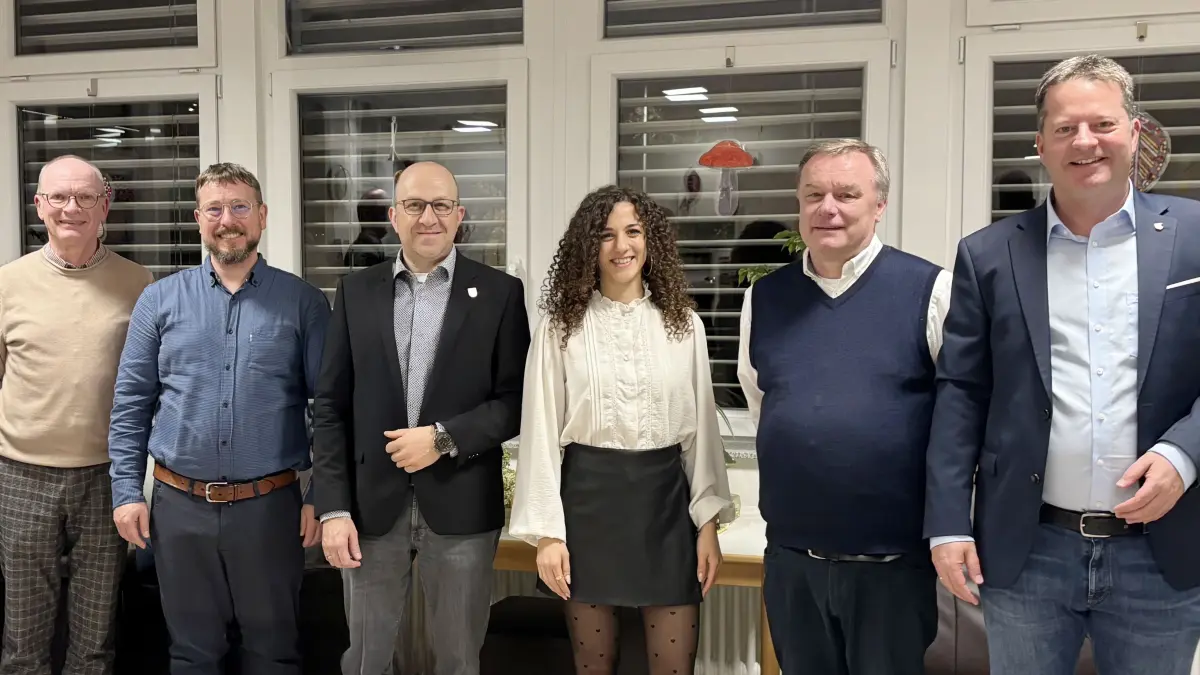 Manfred Haug (von links), Vorsitzender Jürgen Ulrich, Holger Cerff, Oliver Simmendinger, Geschäftsführerin Nisrin El-Said, Thomas Fürst und Philipp Hahn bei der Mitgliederversammlung des Sozialwerks Hechingen.