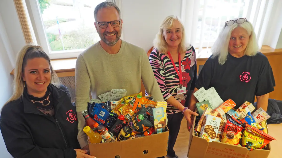 Verein Free Food Verena Manz (links) und ihre Uhinger Mitstreiterinnen Heidi Hönes (rechts) sowie Sabine Wenzel mit Uhingens Bürgermeister Matthias Wittlinger