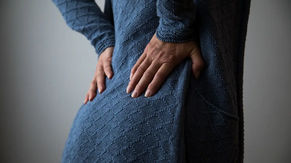 Rückenschmerzen: ARCHIV - 13.11.2018, Hamburg: Eine Frau hält sich den unteren Rücken. (zu dpa: «KKH: Rückenschmerzen und Psyche machen im Job zu schaffen») Foto: Christin Klose/dpa-tmn/dpa +++ dpa-Bildfunk +++