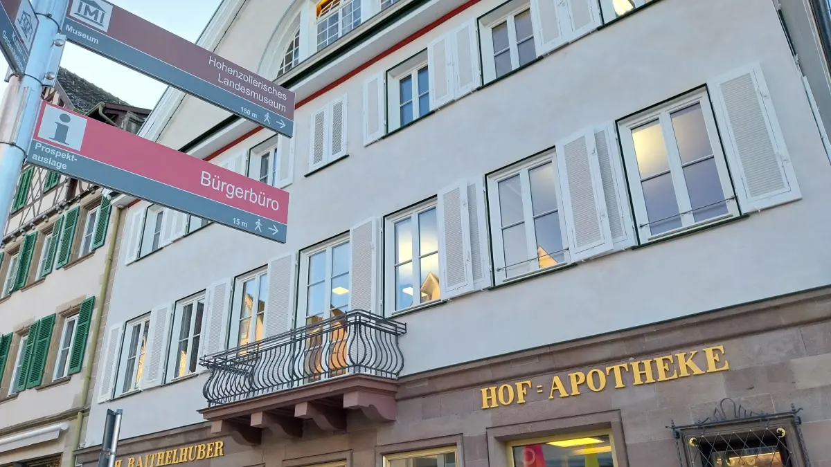 Neue Wegweiser wurden auf dem Marktplatz vor der Alten Hofapotheke angebracht.