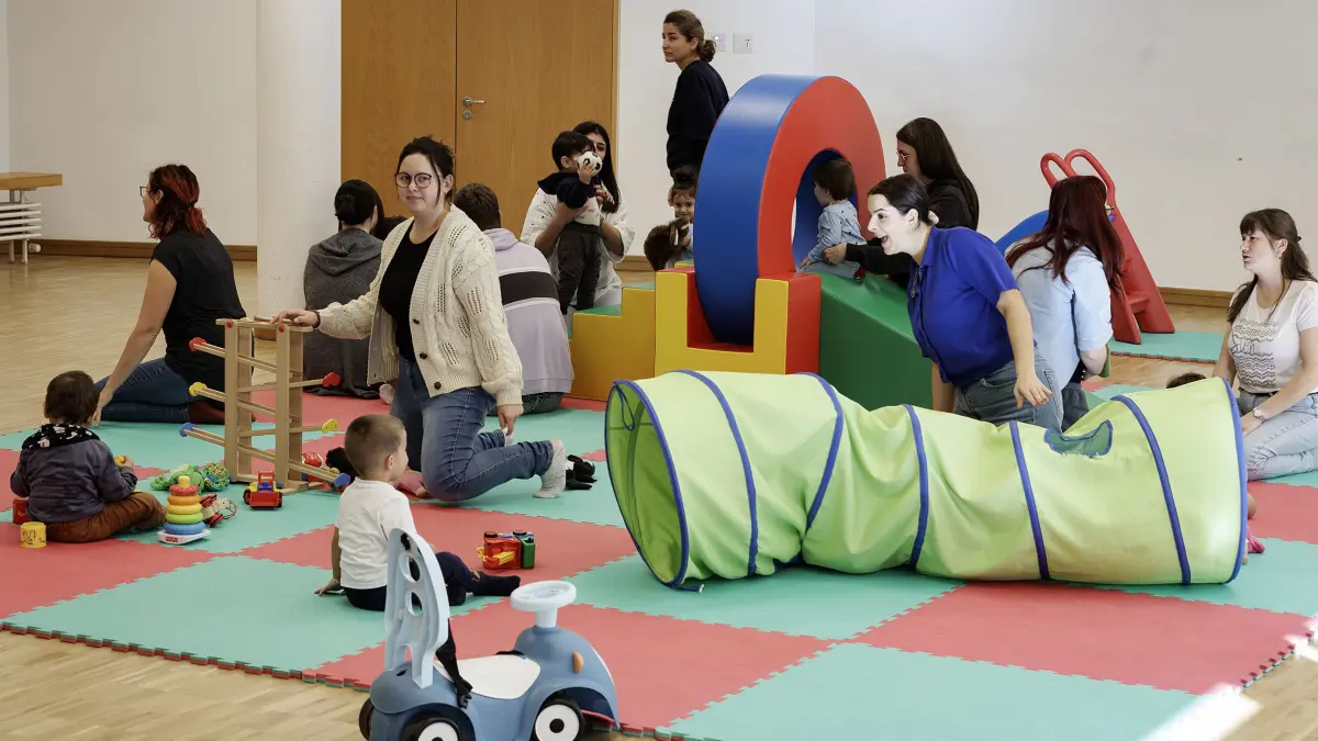 Auch die Familientreffs im Landkreis Göppingen, wie hier der Familientreff in Geislingen im Schubartsaal vom Mehrgenerationenhaus sind von der Streichliste des Landrats betroffen. Beim Familientreff können Babys und Kleinkinder mit anderen Kindern spielen.